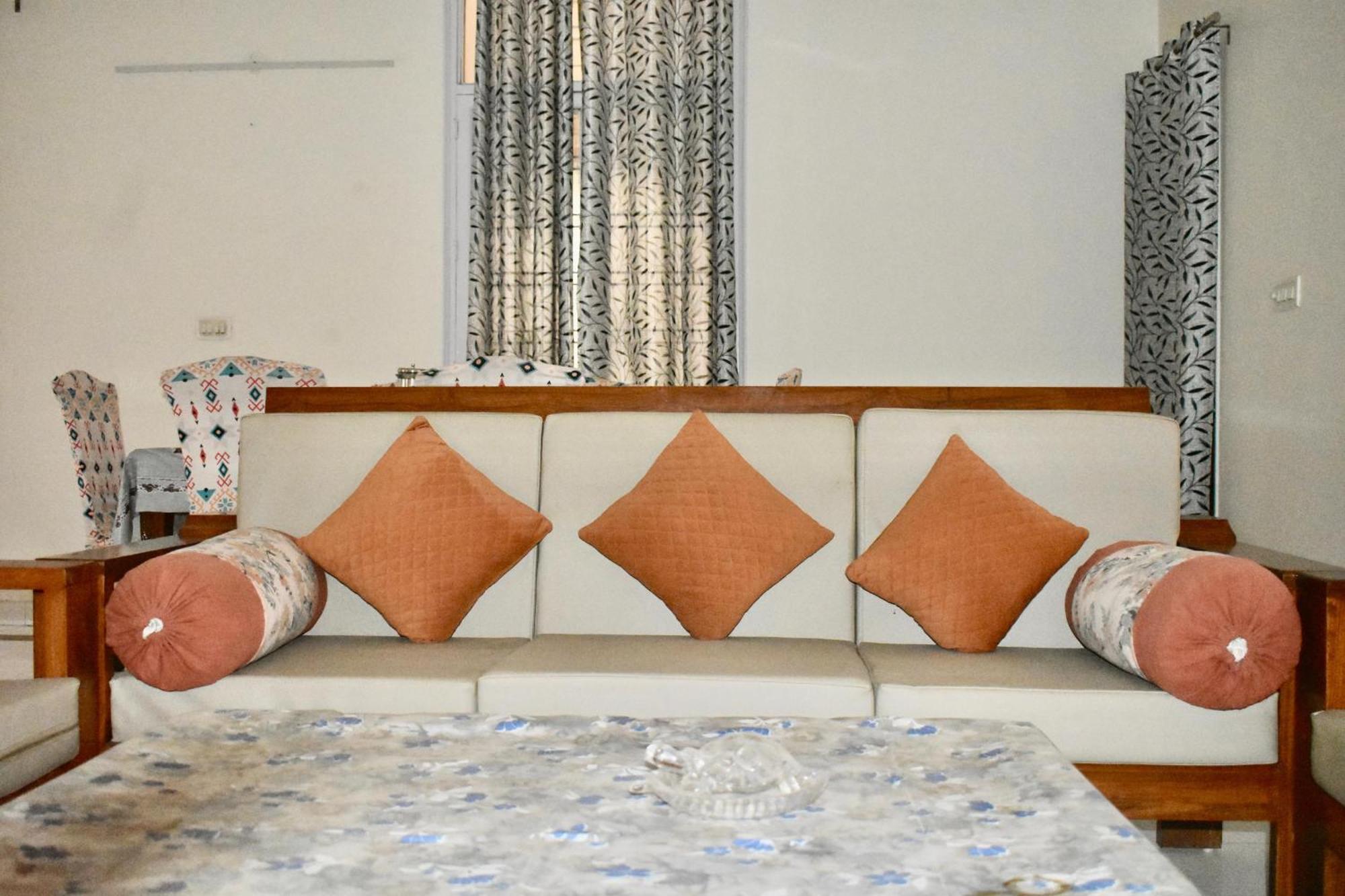 Abhilasha Villa ファリーダーバード エクステリア 写真